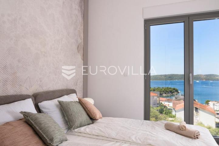 Trogir, Čiovo, luksuzan penthouse sa krovnom terasom i bazenom