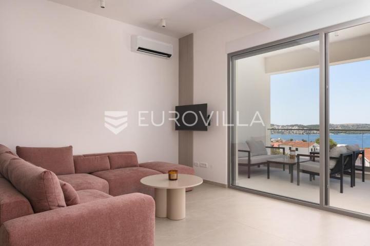Trogir, Čiovo, luksuzan penthouse sa krovnom terasom i bazenom