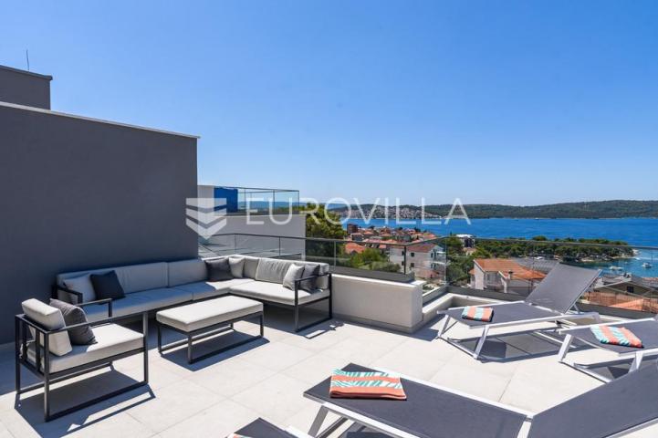 Trogir, Čiovo, luksuzan penthouse sa krovnom terasom i bazenom