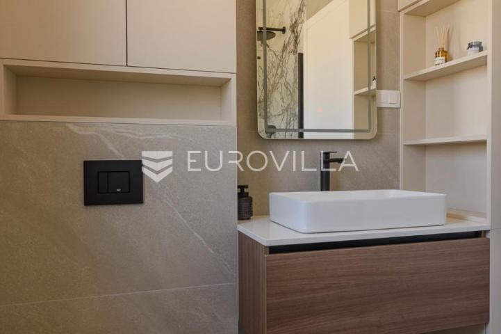 Trogir, Čiovo, luksuzan penthouse sa krovnom terasom i bazenom