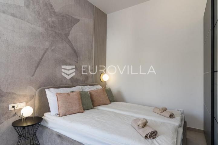 Trogir, Čiovo, luksuzan penthouse sa krovnom terasom i bazenom