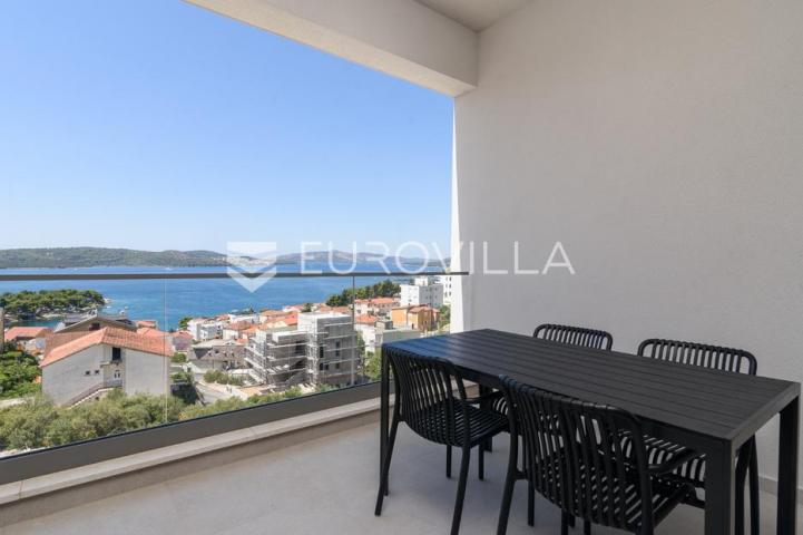 Trogir, Čiovo, luksuzan penthouse sa krovnom terasom i bazenom