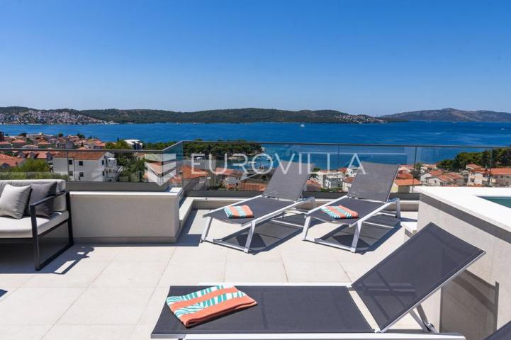 Trogir, Čiovo, luksuzan penthouse sa krovnom terasom i bazenom
