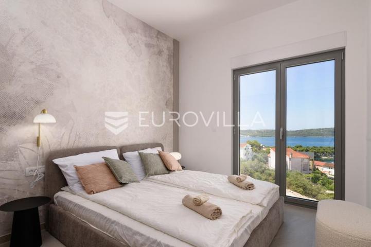 Trogir, Čiovo, luksuzan penthouse sa krovnom terasom i bazenom