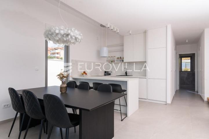 Trogir, Čiovo, luksuzan penthouse sa krovnom terasom i bazenom