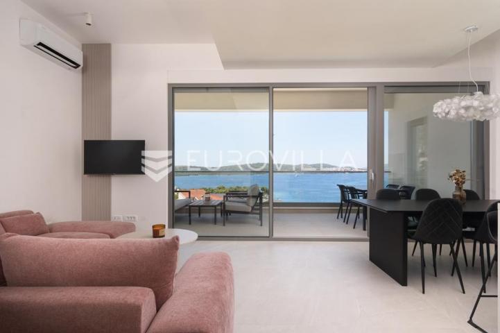 Trogir, Čiovo, luksuzan penthouse sa krovnom terasom i bazenom