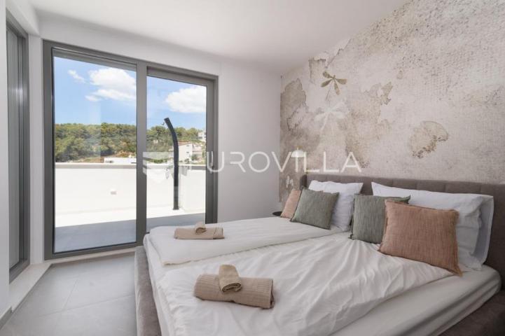 Trogir, Čiovo, luksuzan penthouse sa krovnom terasom i bazenom