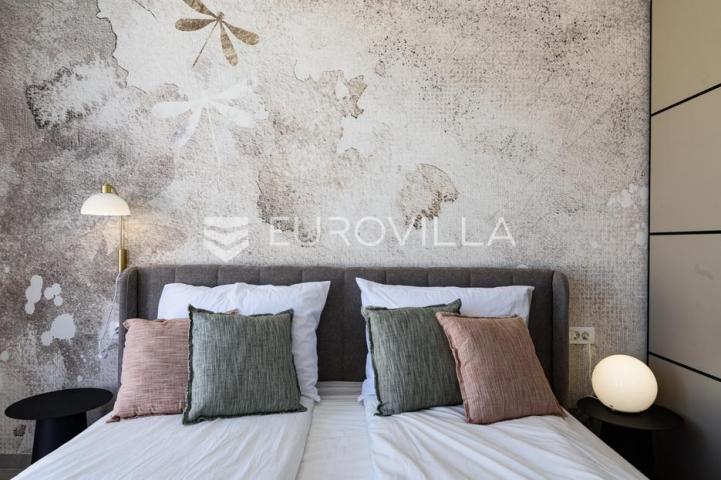 Trogir, Čiovo, luksuzan penthouse sa krovnom terasom i bazenom