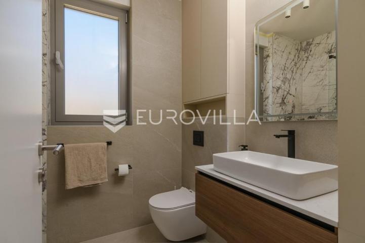 Trogir, Čiovo, luksuzan penthouse sa krovnom terasom i bazenom