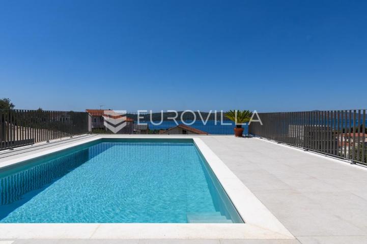 Trogir, Čiovo, luksuzan penthouse sa krovnom terasom i bazenom
