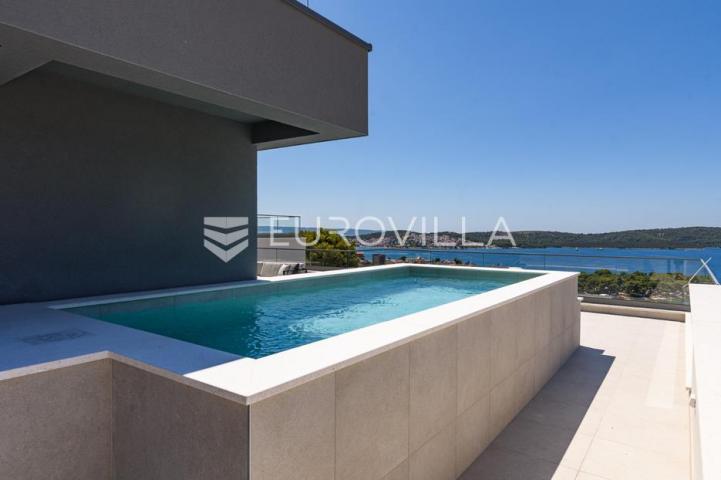 Trogir, Čiovo, luksuzan penthouse sa krovnom terasom i bazenom