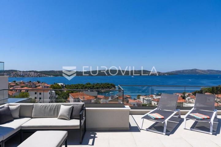 Trogir, Čiovo, luksuzan penthouse sa krovnom terasom i bazenom