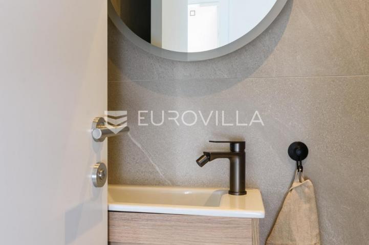 Trogir, Čiovo, luksuzan penthouse sa krovnom terasom i bazenom