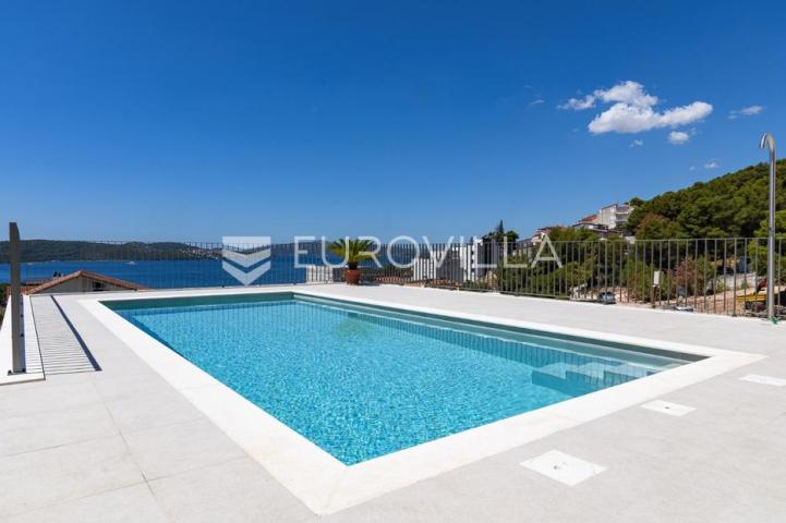 Trogir, Čiovo, luksuzan penthouse sa krovnom terasom i bazenom
