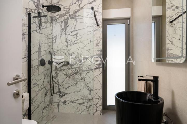 Trogir, Čiovo, luksuzan penthouse sa krovnom terasom i bazenom