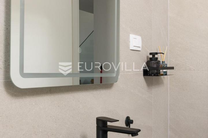 Trogir, Čiovo, luksuzan penthouse sa krovnom terasom i bazenom