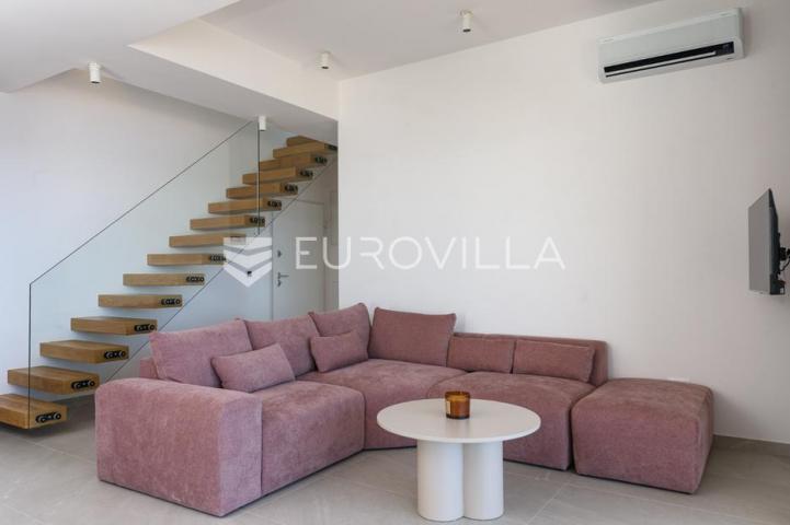 Trogir, Čiovo, luksuzan penthouse sa krovnom terasom i bazenom