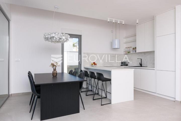 Trogir, Čiovo, luksuzan penthouse sa krovnom terasom i bazenom