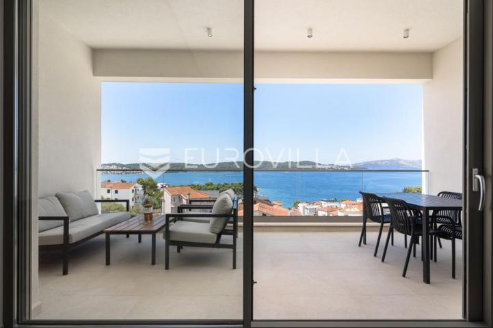 Trogir, Čiovo, luksuzan penthouse sa krovnom terasom i bazenom