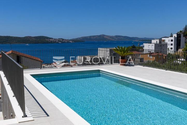 Trogir, Čiovo, luksuzan penthouse sa krovnom terasom i bazenom