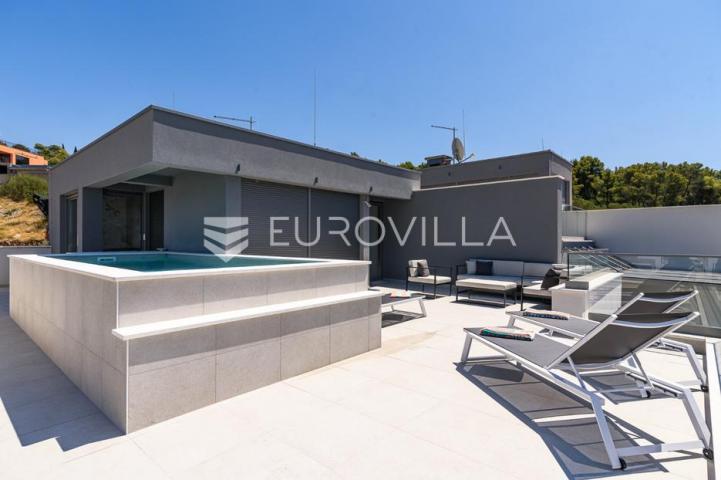 Trogir, Čiovo, luksuzan penthouse sa krovnom terasom i bazenom