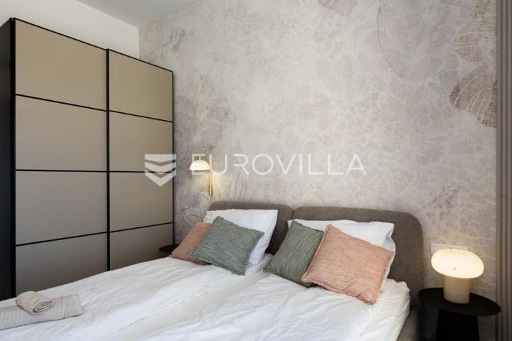 Trogir, Čiovo, luksuzan penthouse sa krovnom terasom i bazenom