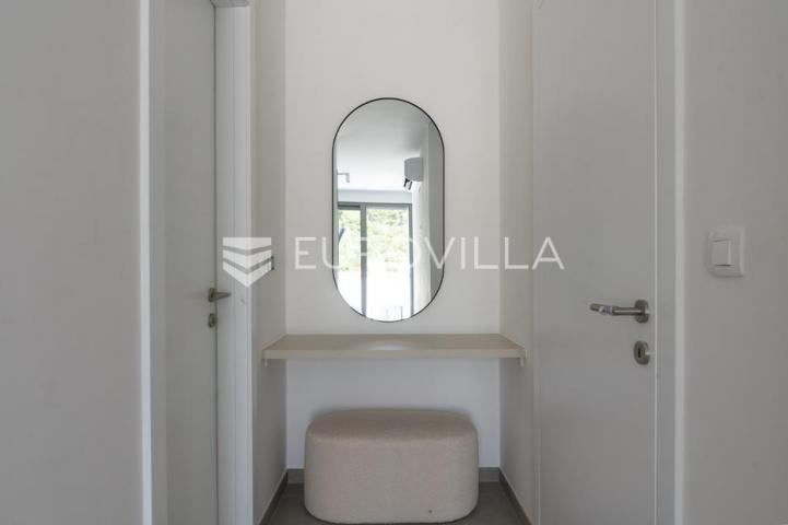 Trogir, Čiovo, luksuzan penthouse sa krovnom terasom i bazenom