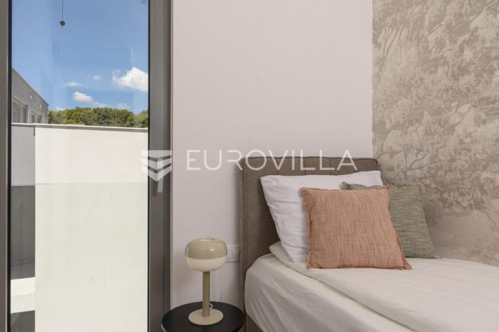Trogir, Čiovo, luksuzan penthouse sa krovnom terasom i bazenom