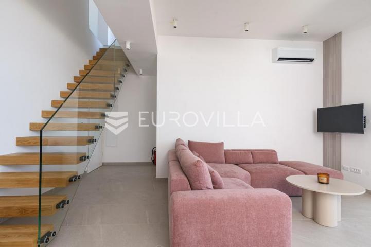 Trogir, Čiovo, luksuzan penthouse sa krovnom terasom i bazenom