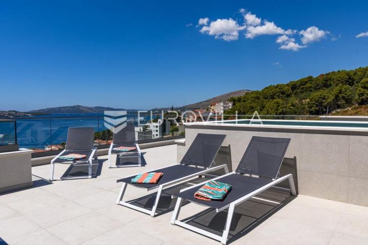 Trogir, Čiovo, luksuzan penthouse sa krovnom terasom i bazenom