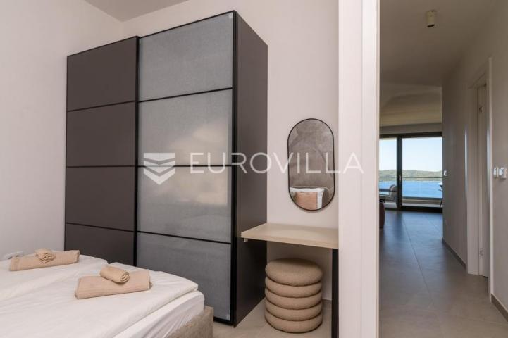Trogir, Čiovo, luksuzan penthouse sa krovnom terasom i bazenom