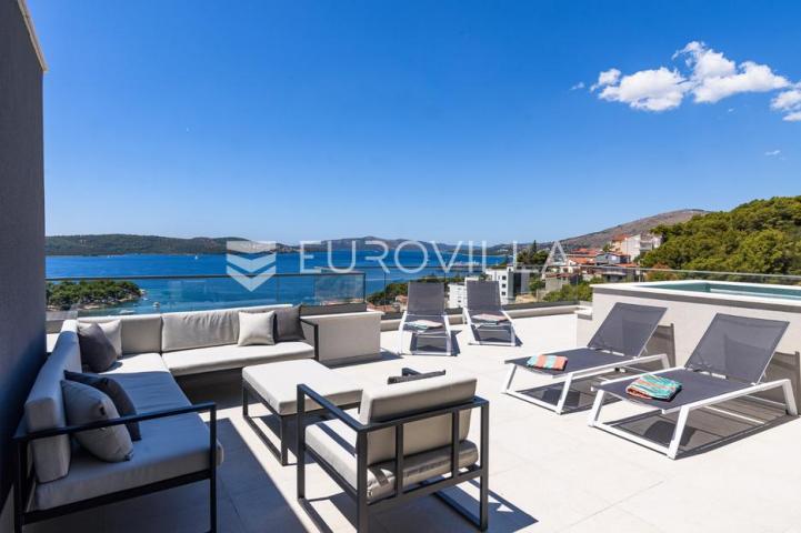 Trogir, Čiovo, luksuzan penthouse sa krovnom terasom i bazenom