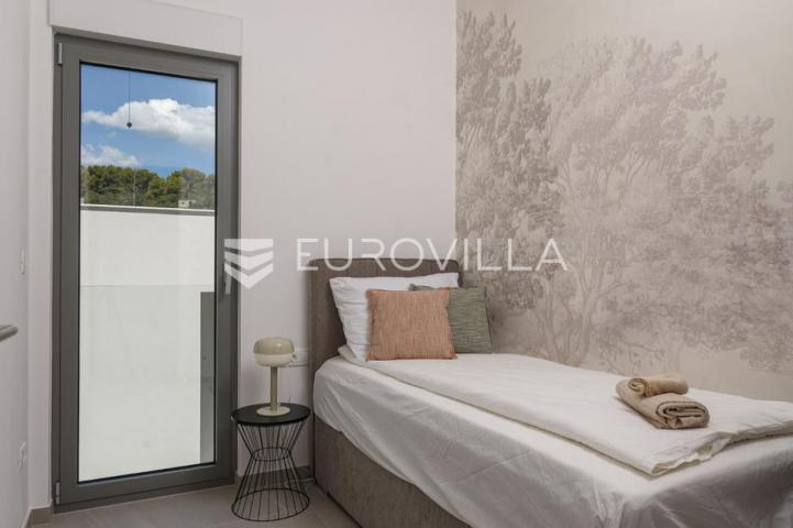 Trogir, Čiovo, luksuzan penthouse sa krovnom terasom i bazenom