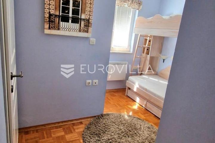 Pakoštane, trosoban stan s vrtom na izvrsnoj lokaciji