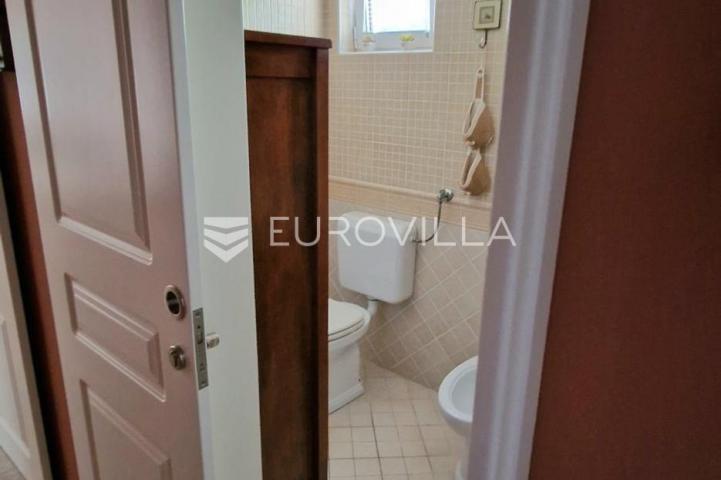 Pakoštane, trosoban stan s vrtom na izvrsnoj lokaciji