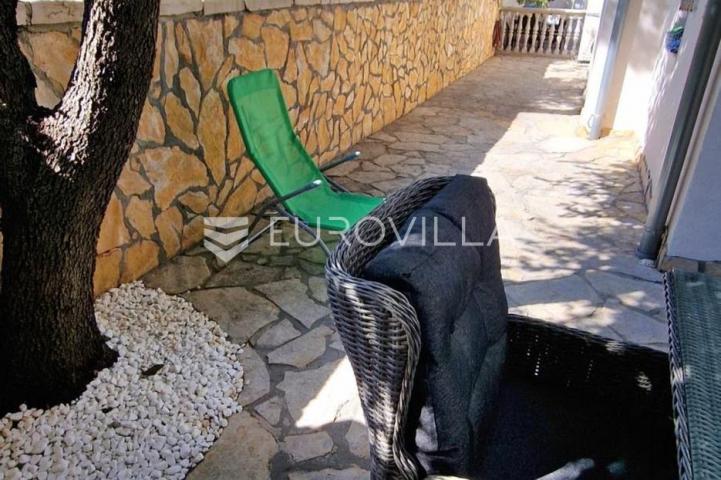 Pakoštane, trosoban stan s vrtom na izvrsnoj lokaciji