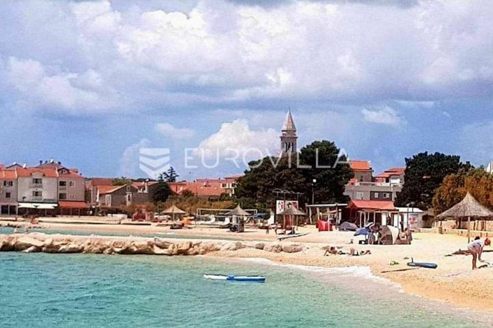 Pakoštane, trosoban stan s vrtom na izvrsnoj lokaciji