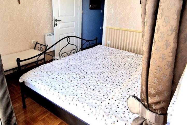 Pakoštane, trosoban stan s vrtom na izvrsnoj lokaciji