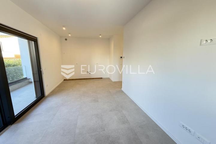 Istra, Premantura, luksuzni i komforni trosobni stan 2. kat, 67 m², 500 od mora