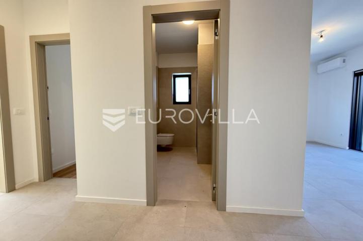 Istra, Premantura, luksuzni i komforni trosobni stan 2. kat, 67 m², 500 od mora