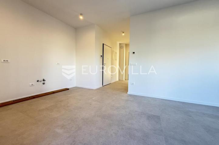 Istra, Premantura, luksuzni i komforni trosobni stan 2. kat, 67 m², 500 od mora