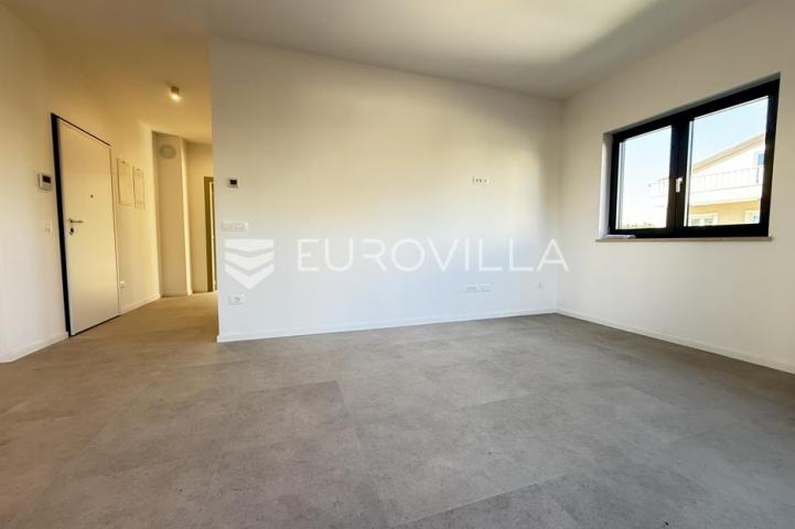 Istra, Premantura, luksuzni i komforni trosobni stan 2. kat, 67 m², 500 od mora