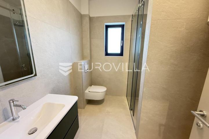 Istra, Premantura, luksuzni i komforni trosobni stan 2. kat, 67 m², 500 od mora
