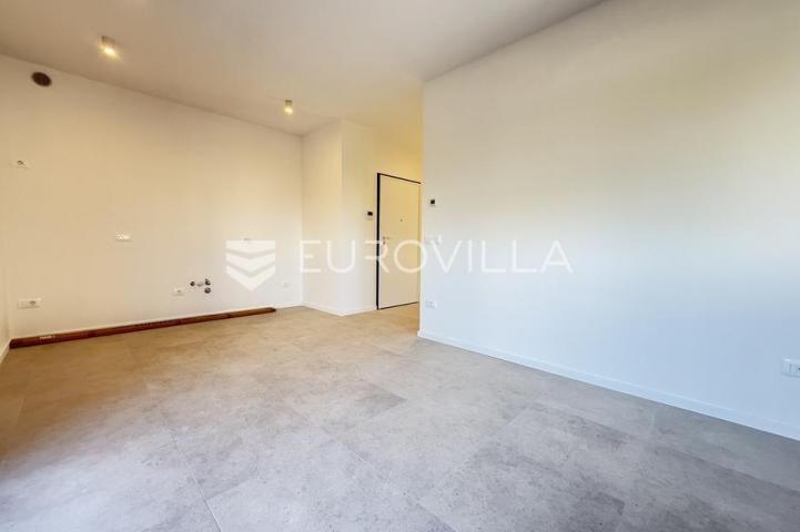 Istra, Premantura, luksuzni i komforni trosobni stan 2. kat, 67 m², 500 od mora