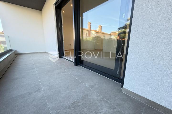 Istra, Premantura, luksuzni i komforni trosobni stan 2. kat, 67 m², 500 od mora
