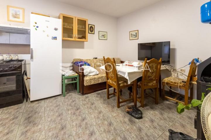 Slavonski Brod, Šestinac, obiteljska kuća sa dodatnim objektima