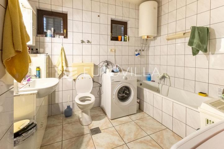 Slavonski Brod, Šestinac, obiteljska kuća sa dodatnim objektima