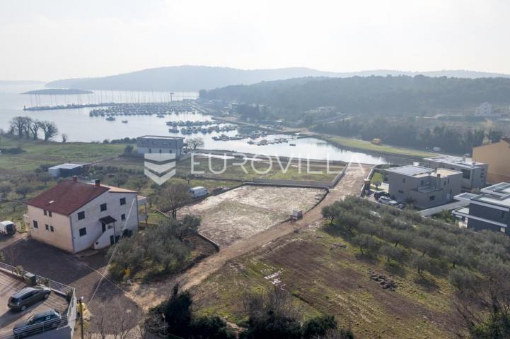 Istra, Pomer, građevinsko zemljište 511 m², 80 m od mora, pogled na more