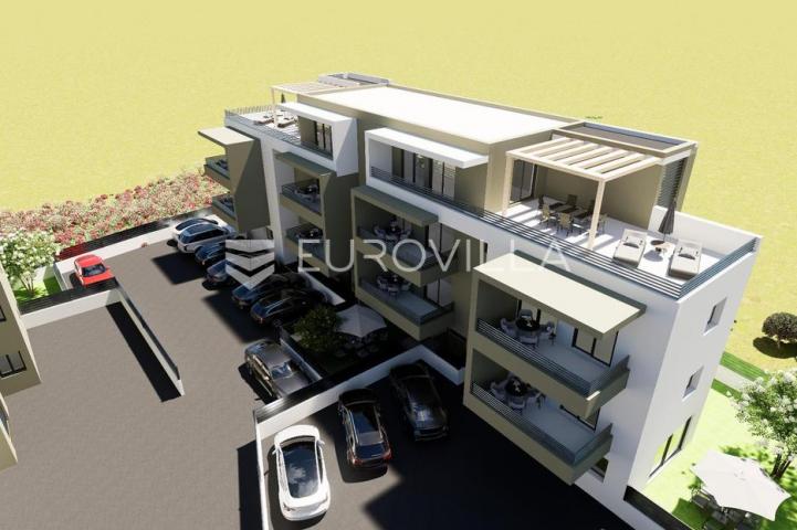 Trogir, dvosoban stan na drugom katu s balkonom i parkirnim mjestom