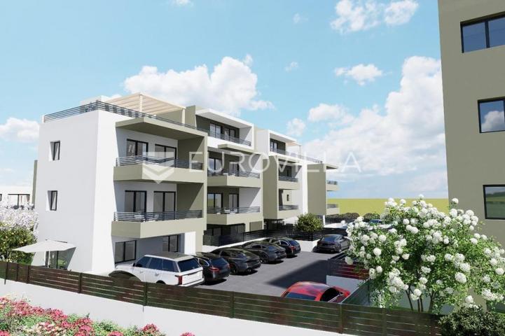 Trogir, dvosoban stan na drugom katu s balkonom i parkirnim mjestom